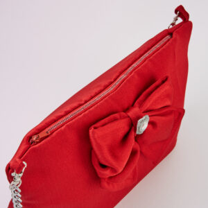 borsa-beauty catena e fiocco bottone strass rossa-004-2023